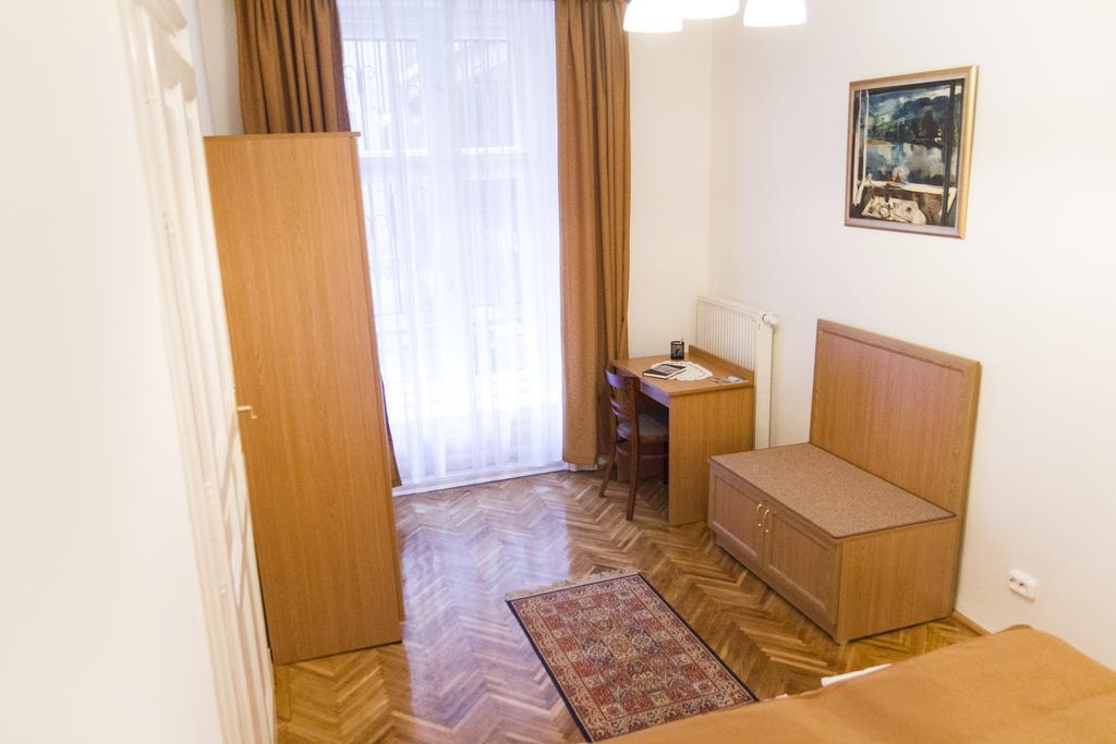 Authentic Budapest Apartment Pokoj fotografie